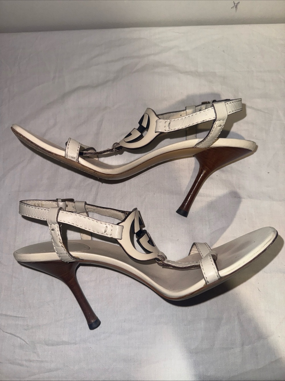 Gucci Cream White Interlocking G T-Strap Sandals - Picture 4 of 9